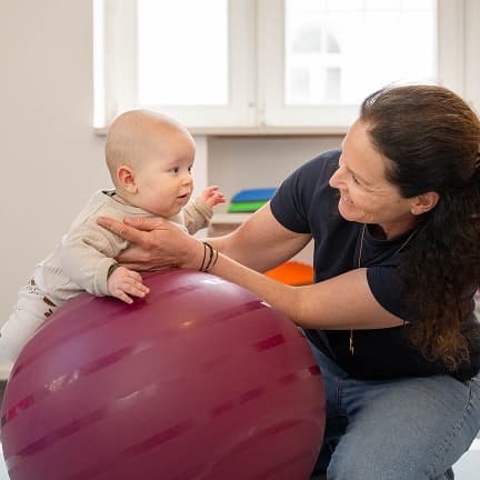 Physiotherapie für Kinder bei motorischer Entwicklung