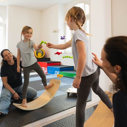 Kinderphysiotherapie Übung mit Therapeutin