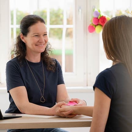 Behandlung eines Kindes in der Physiotherapie Innsbruck